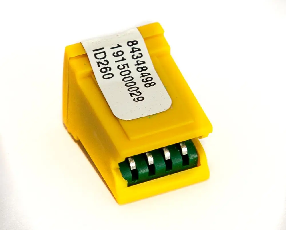 Gelber Kodierstecker mit mehreren Kontaktpins und einem Etikett. Produkt von Daikin, möglicherweise für eine Heizungs- oder Klimaanlage.